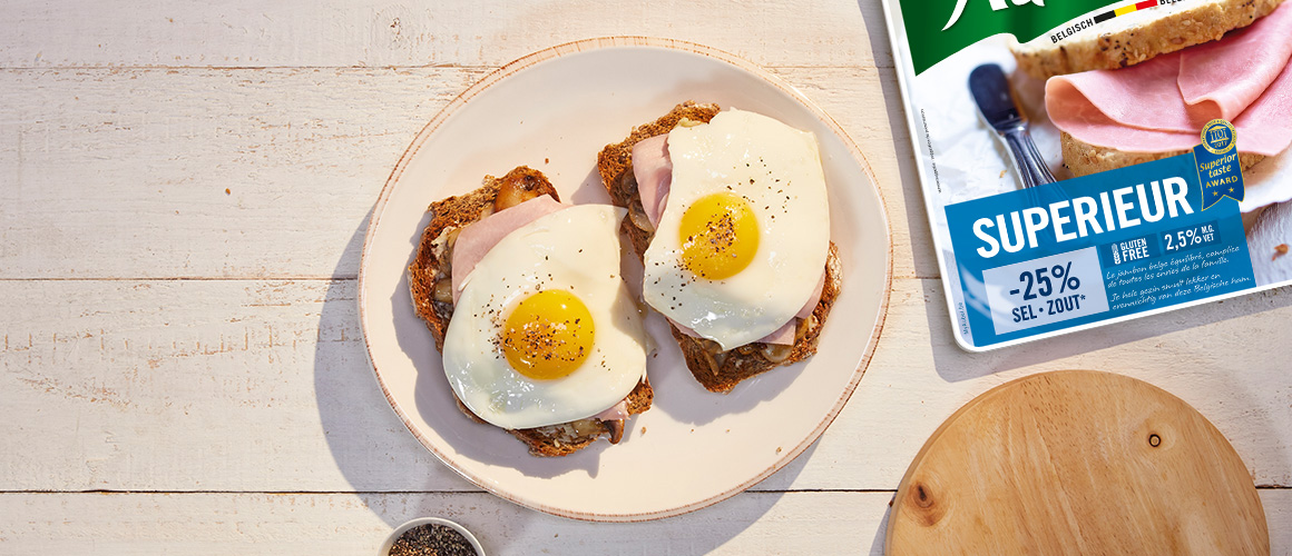 Oeufs sur le plat sur toasts au jambon et aux champignons